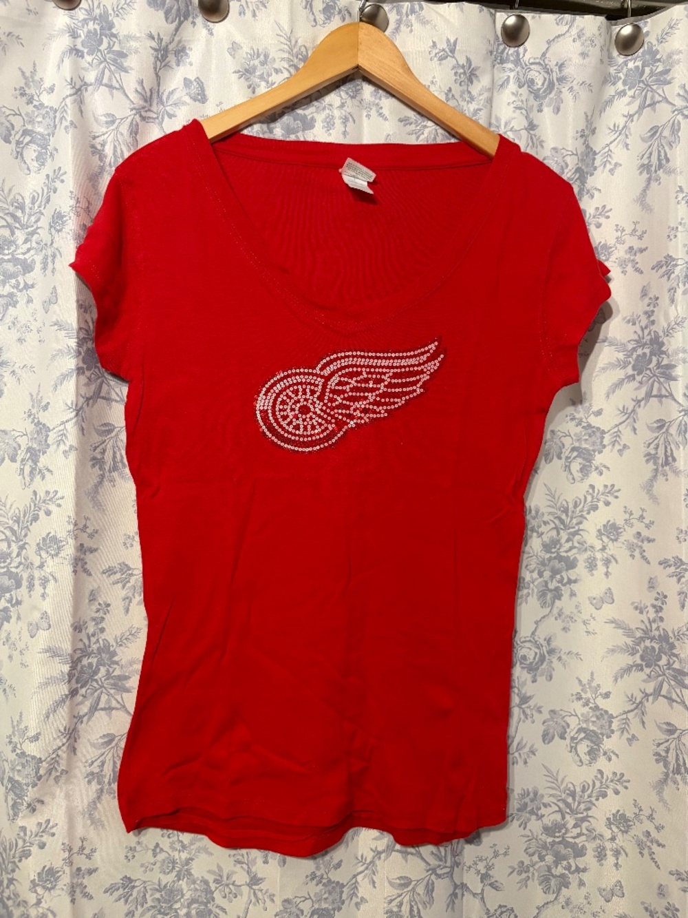V-neck T-shirt with red wings emblem